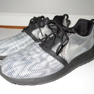 Nike size 5.5Y black and white